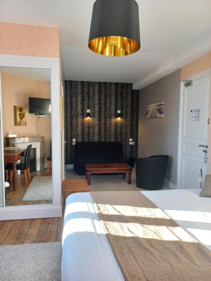 Hotel Restaurant De La Poste Saint-Just-en-Chevalet Exteriör bild